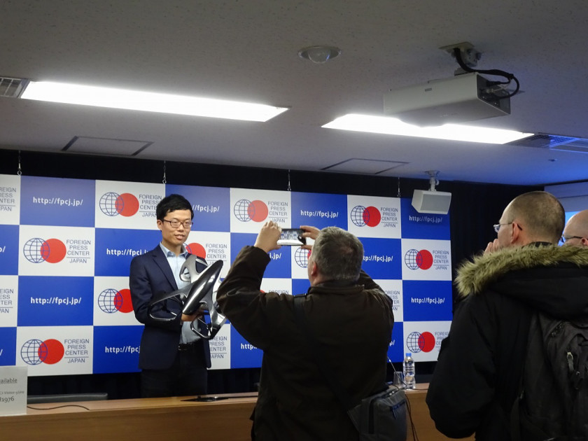 フォーリン・プレスセンターで外国人記者から取材を受ける代表取締役の福澤